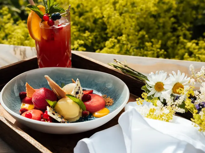 Naturlimo, Sorbetvariation und Wiesenblumenstrauß auf Tablett