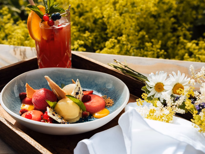 Naturlimo, Sorbetvariation und Wiesenblumenstrauß auf Tablett