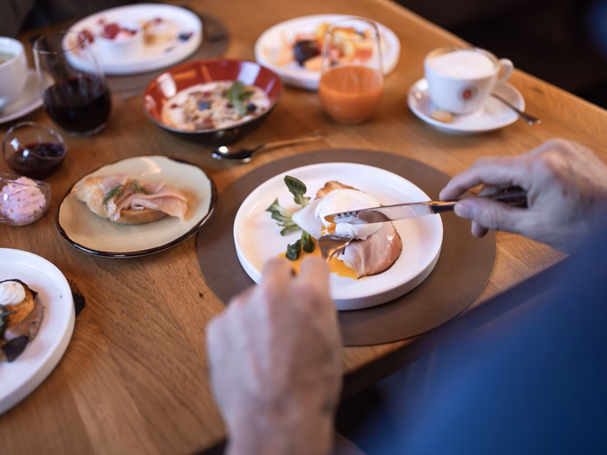 Toll gedeckter Brunch-Tisch mit vielen Köstlichkeiten