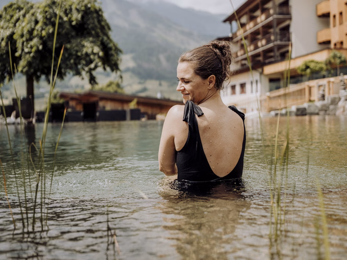 Dame im Naturpool