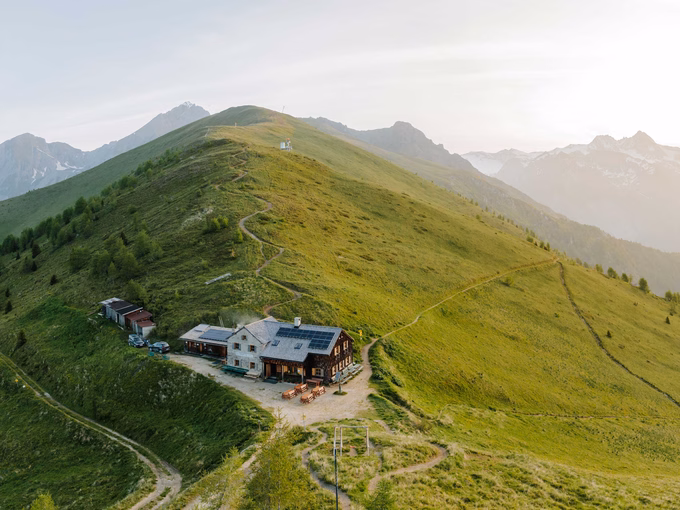 Almhütte inmitten von zahlreichen Wandersteigen und herrlichen Bergwiesen