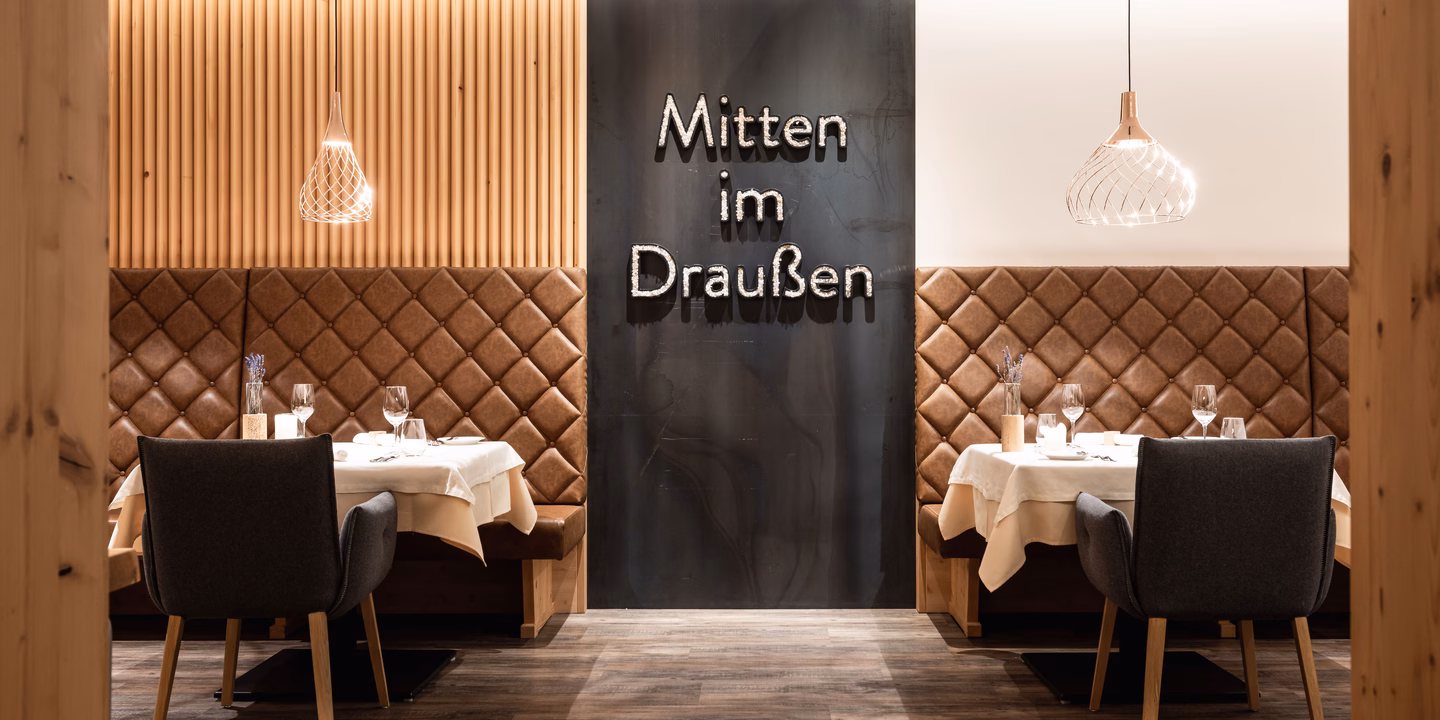 Gedeckte Tische im Restaurant Inside