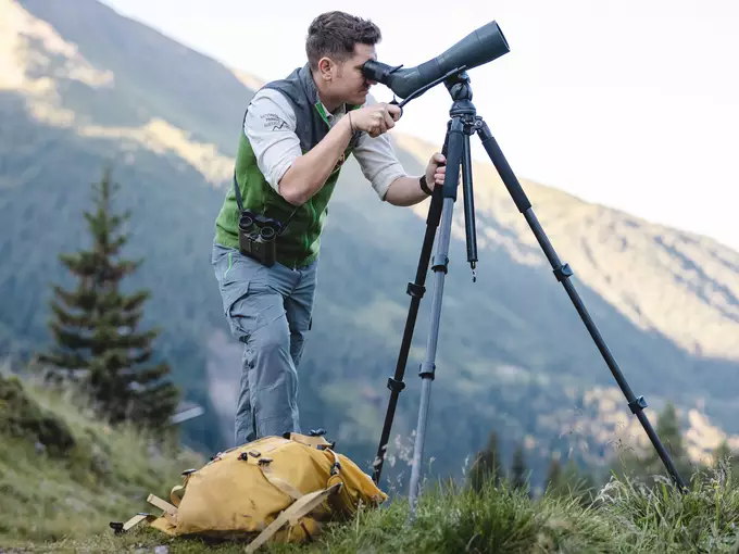 Ranger beobachtet mit Spektiv die Tiere im Nationalpark Hohe Tauern