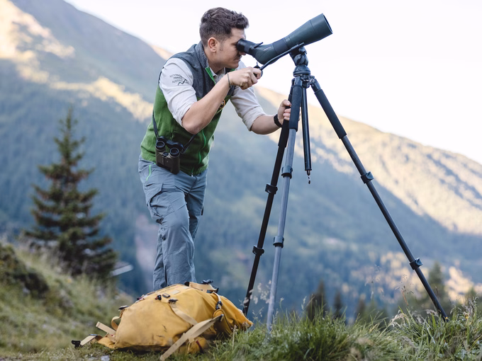 Ranger beobachtet mit Spektiv die Tiere im Nationalpark Hohe Tauern