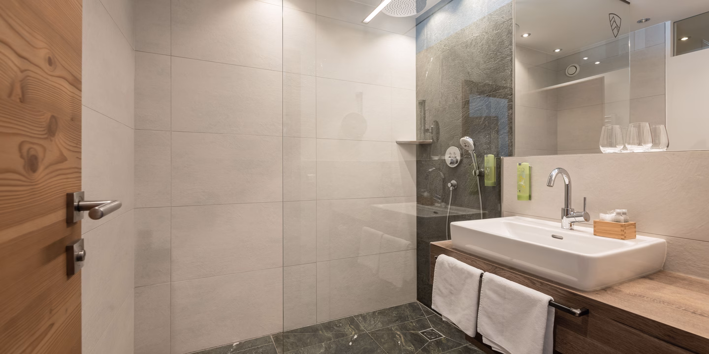 Badezimmer mit Dusche