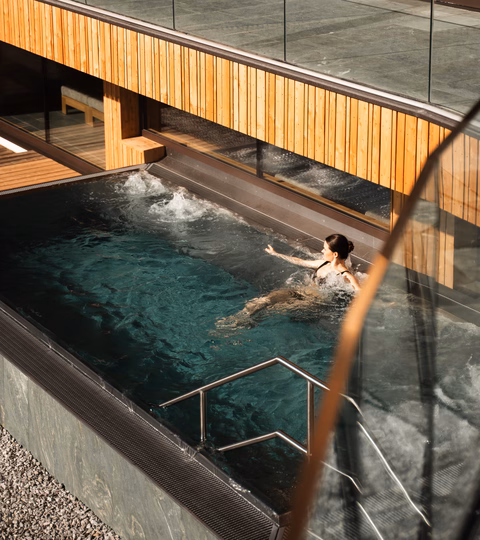 Entspannung auf der integrierten Sprudelliege im Außenpool im Naturhotel Outside in Matrei in Osttirol